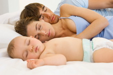 Ребенок спит с родителями: за и против