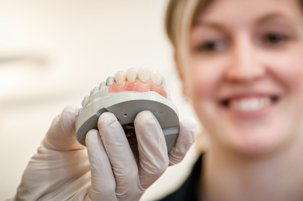 Показания и противопоказания к имплантации зубов